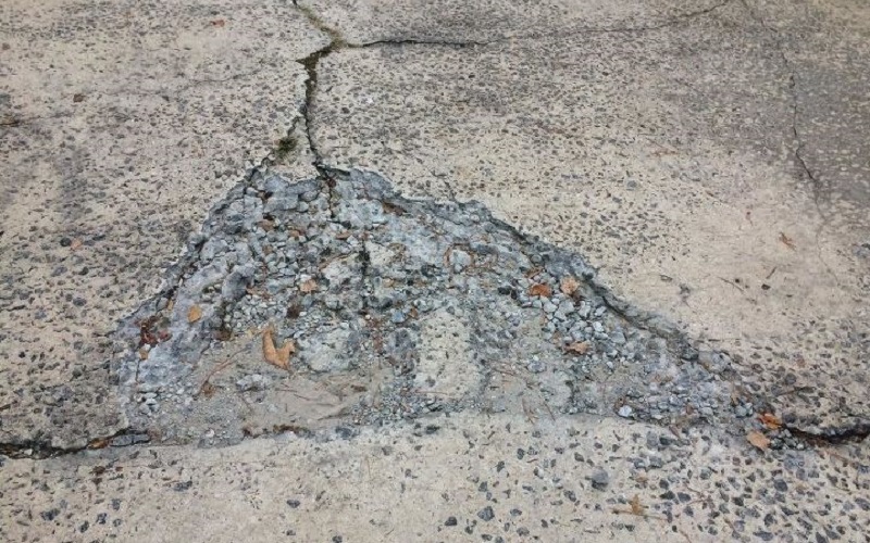 How to seal cracks in concrete driveway